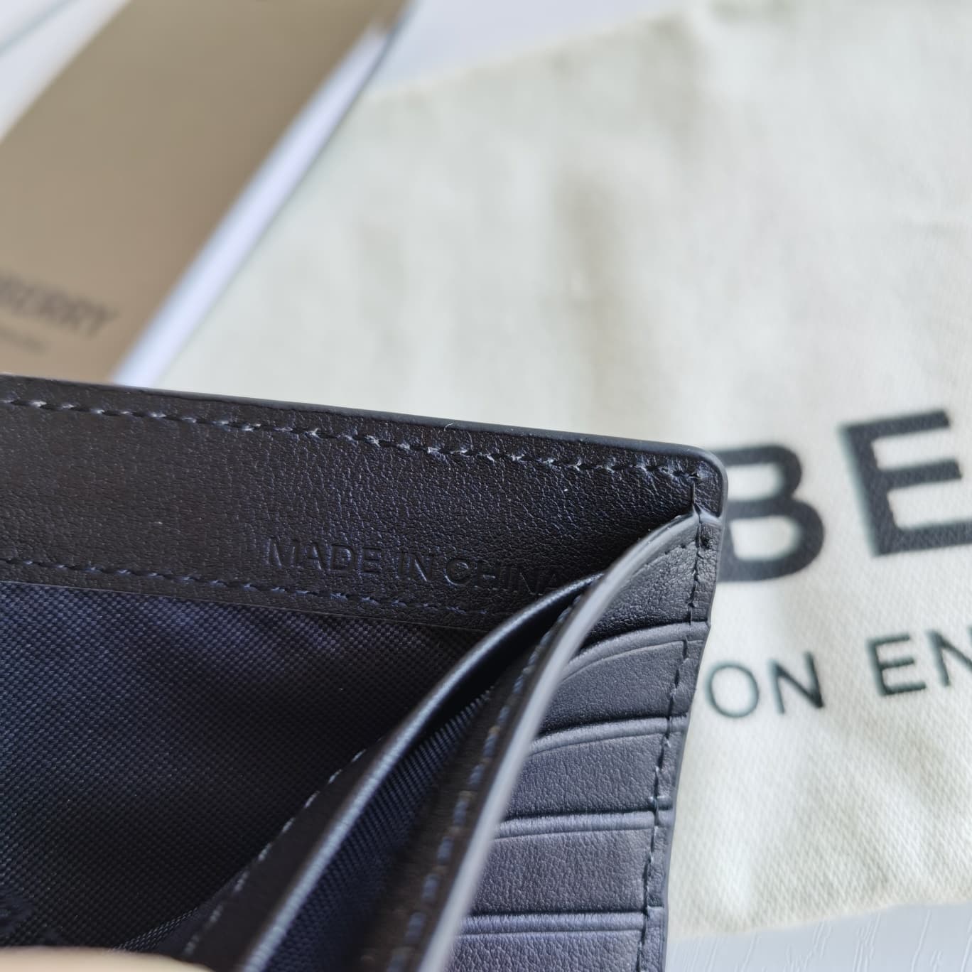C156 Original model, Burberry classic men’s short wallet with two-fold closure. Such a short money purse is definitely essential for everyone! Simple yet stylish, the smoke-colored part is made of brand-specific PVC combined with cowhide; the solid-colore — image 7