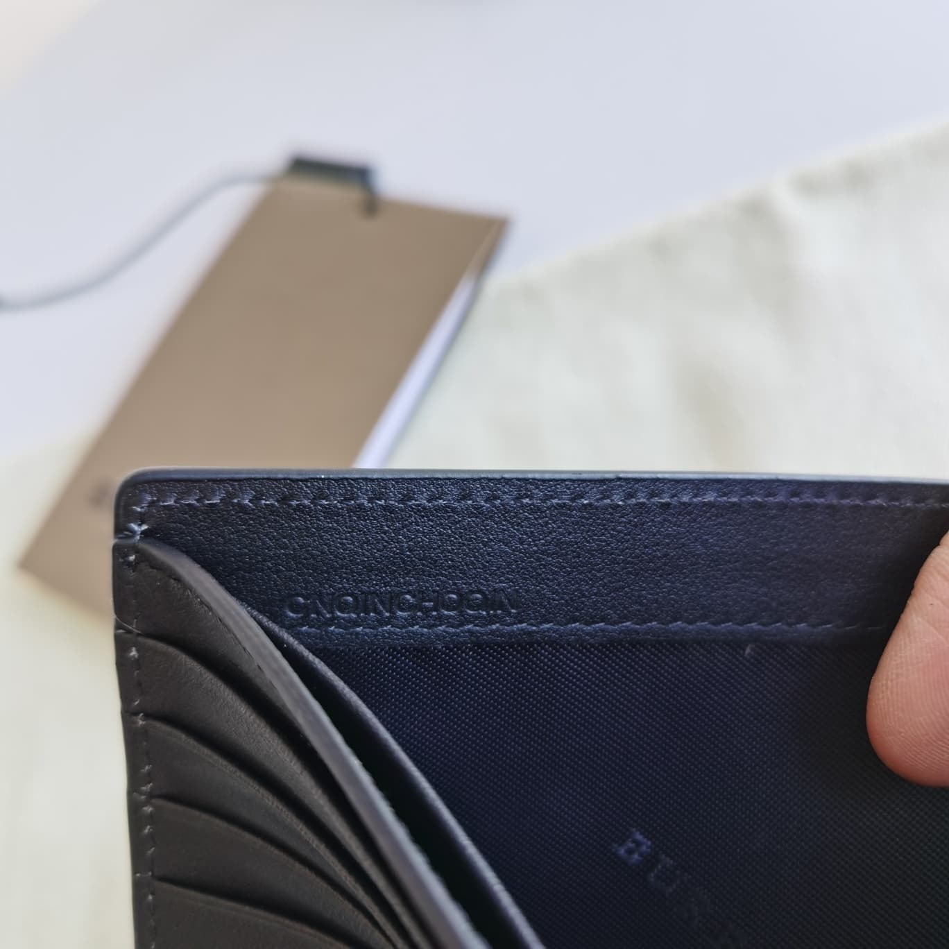 C156 Original model, Burberry classic men’s short wallet with two-fold closure. Such a short money purse is definitely essential for everyone! Simple yet stylish, the smoke-colored part is made of brand-specific PVC combined with cowhide; the solid-colore — image 8