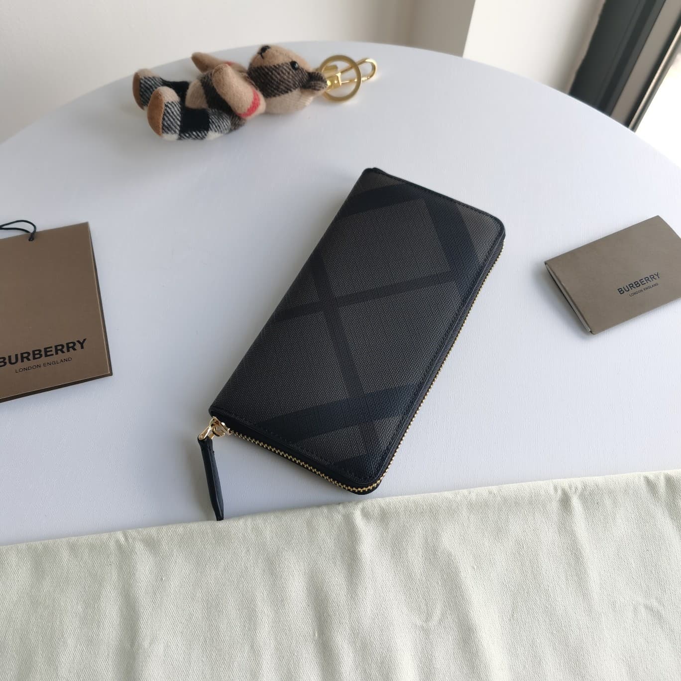 C152 Original Burberry wallets for men, small size wallets with original smoked-check pattern PVC material and imported top-grade cowhide material. Features a B-family exclusive zipper; the edges are smooth and well-polished. Size: 19-2.5-10 — image 2
