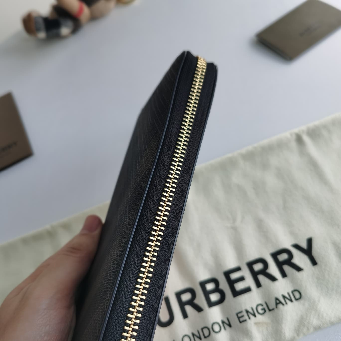 C152 Original Burberry wallets for men, small size wallets with original smoked-check pattern PVC material and imported top-grade cowhide material. Features a B-family exclusive zipper; the edges are smooth and well-polished. Size: 19-2.5-10 — image 3
