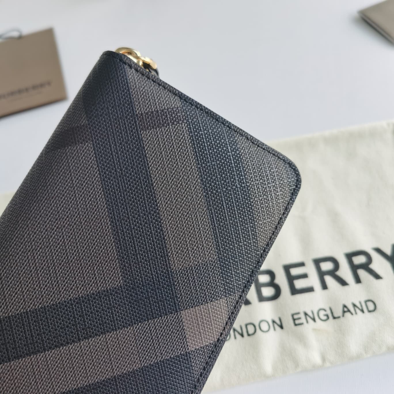C152 Original Burberry wallets for men, small size wallets with original smoked-check pattern PVC material and imported top-grade cowhide material. Features a B-family exclusive zipper; the edges are smooth and well-polished. Size: 19-2.5-10 — image 4