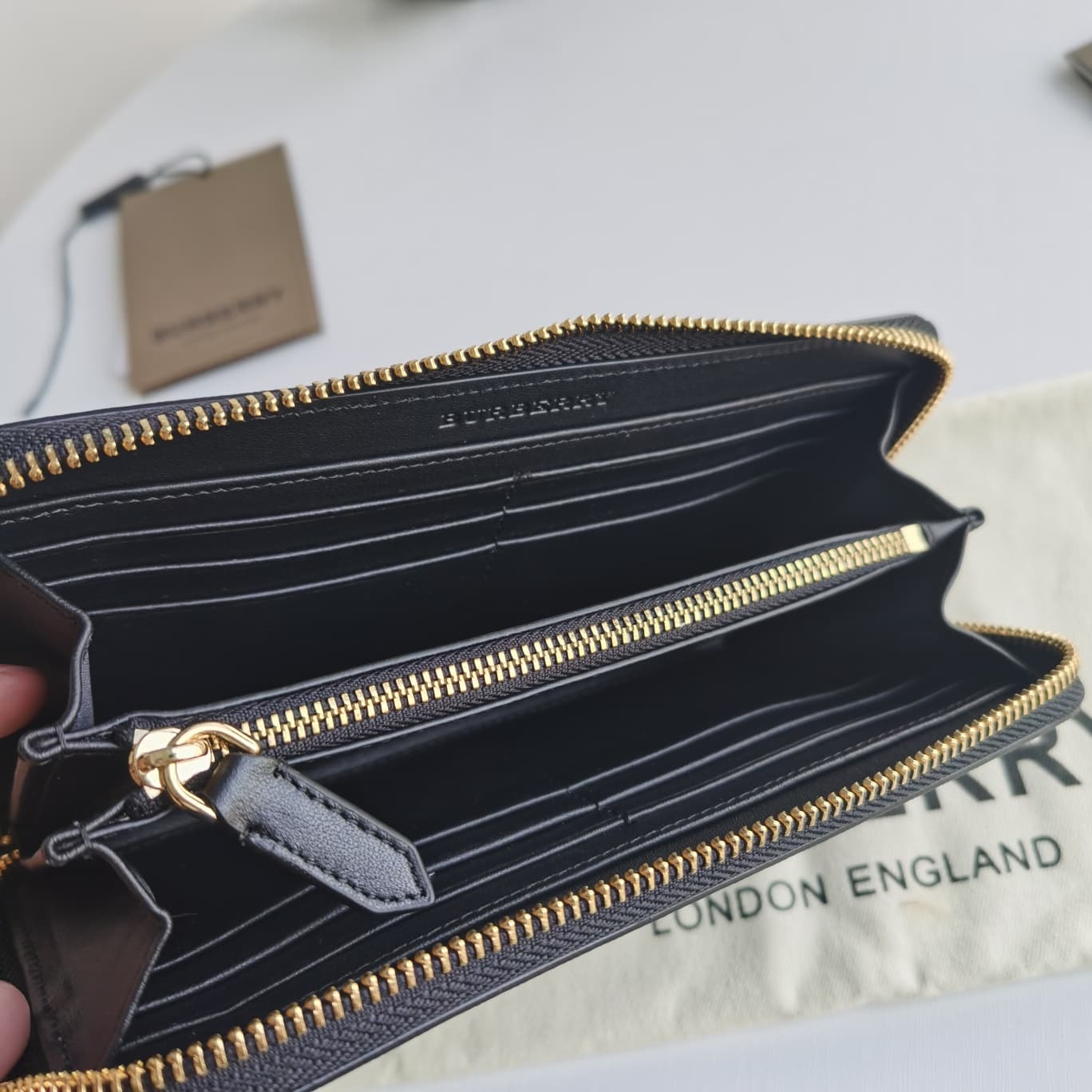 C152 Original Burberry wallets for men, small size wallets with original smoked-check pattern PVC material and imported top-grade cowhide material. Features a B-family exclusive zipper; the edges are smooth and well-polished. Size: 19-2.5-10 — image 5