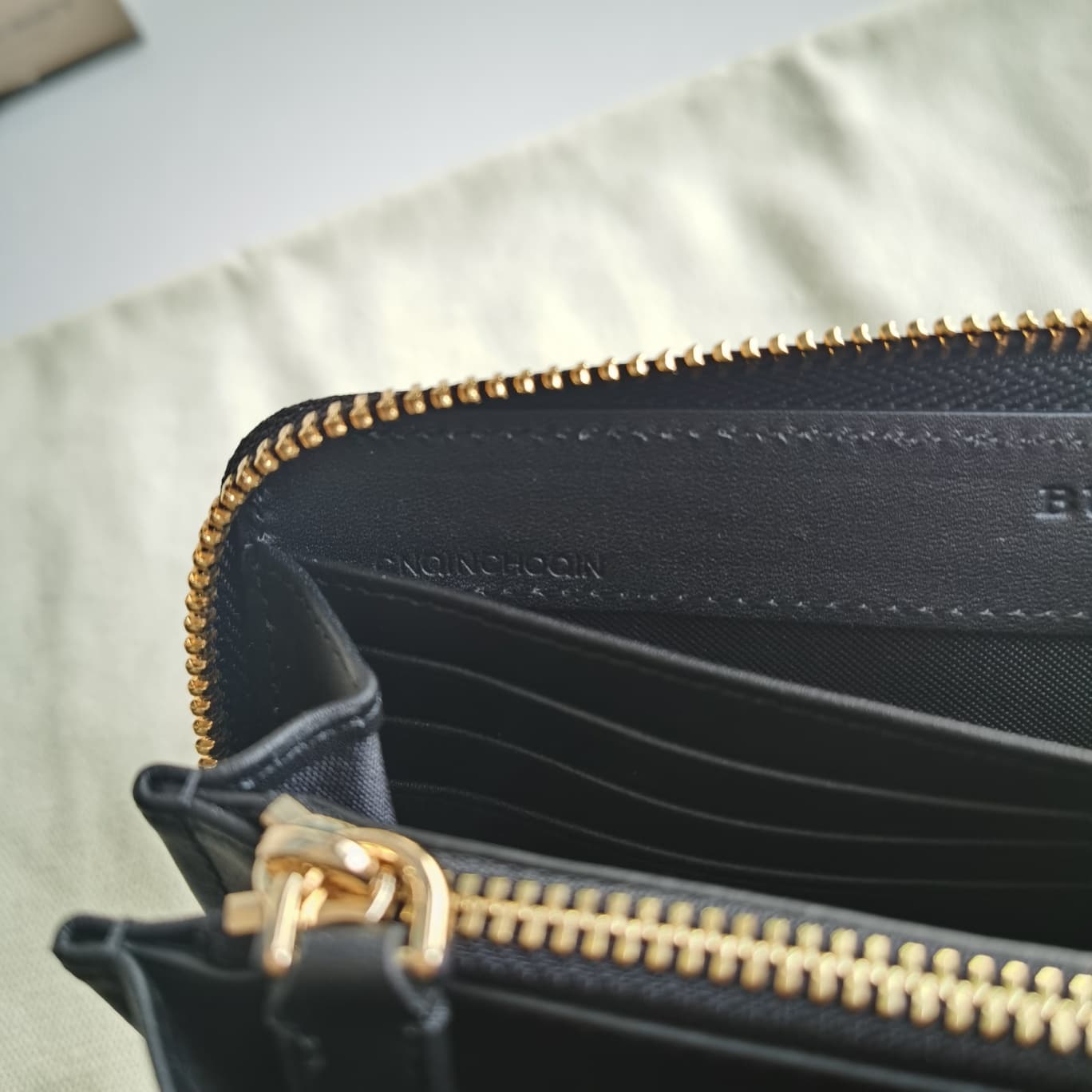 C152 Original Burberry wallets for men, small size wallets with original smoked-check pattern PVC material and imported top-grade cowhide material. Features a B-family exclusive zipper; the edges are smooth and well-polished. Size: 19-2.5-10 — image 7