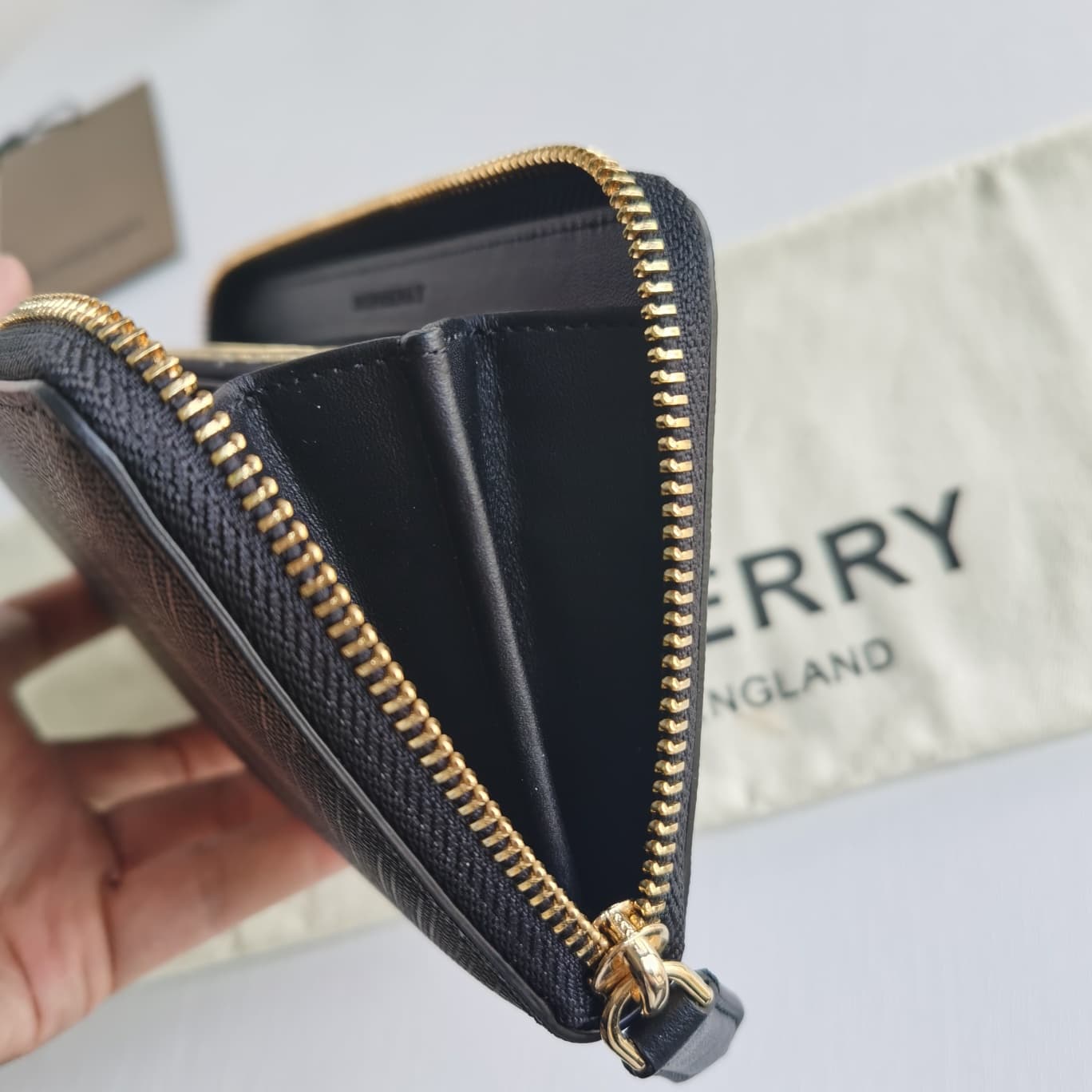 C152 Original Burberry wallets for men, small size wallets with original smoked-check pattern PVC material and imported top-grade cowhide material. Features a B-family exclusive zipper; the edges are smooth and well-polished. Size: 19-2.5-10 — image 8