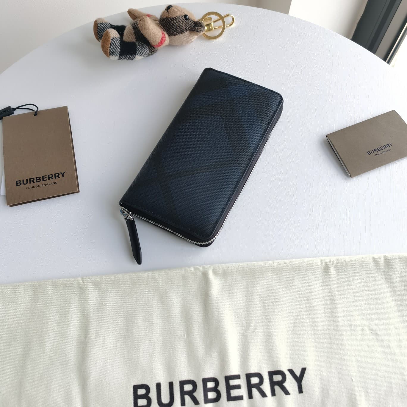 C153 Original Burberry wallets for men, small size wallets with original smoke-stained checkered PVC material and imported top-grade cowhide fabric. Features B-brand zipper; edges are smooth and well-polished. Size: 19-2.5-10 — image 2