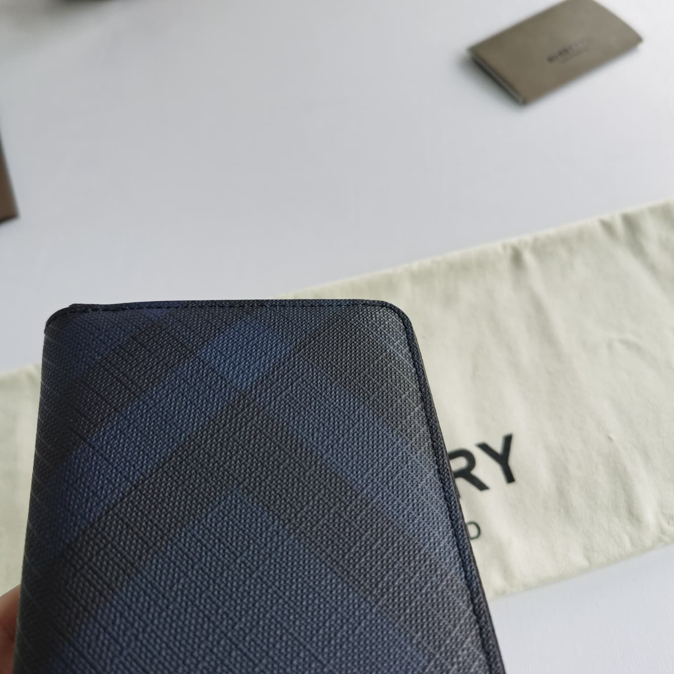 C153 Original Burberry wallets for men, small size wallets with original smoke-stained checkered PVC material and imported top-grade cowhide fabric. Features B-brand zipper; edges are smooth and well-polished. Size: 19-2.5-10 — image 4