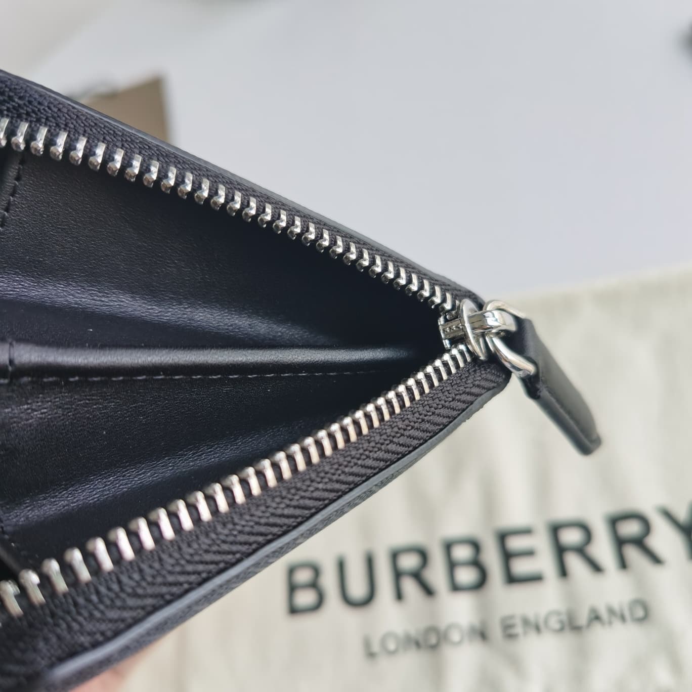 C153 Original Burberry wallets for men, small size wallets with original smoke-stained checkered PVC material and imported top-grade cowhide fabric. Features B-brand zipper; edges are smooth and well-polished. Size: 19-2.5-10 — image 5