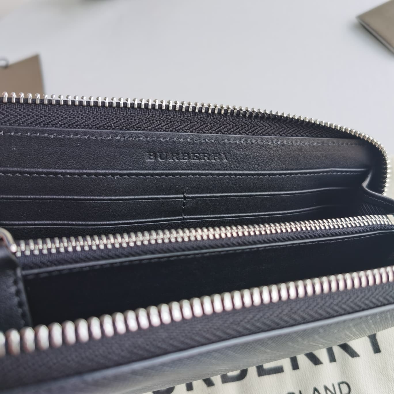 C153 Original Burberry wallets for men, small size wallets with original smoke-stained checkered PVC material and imported top-grade cowhide fabric. Features B-brand zipper; edges are smooth and well-polished. Size: 19-2.5-10 — image 6