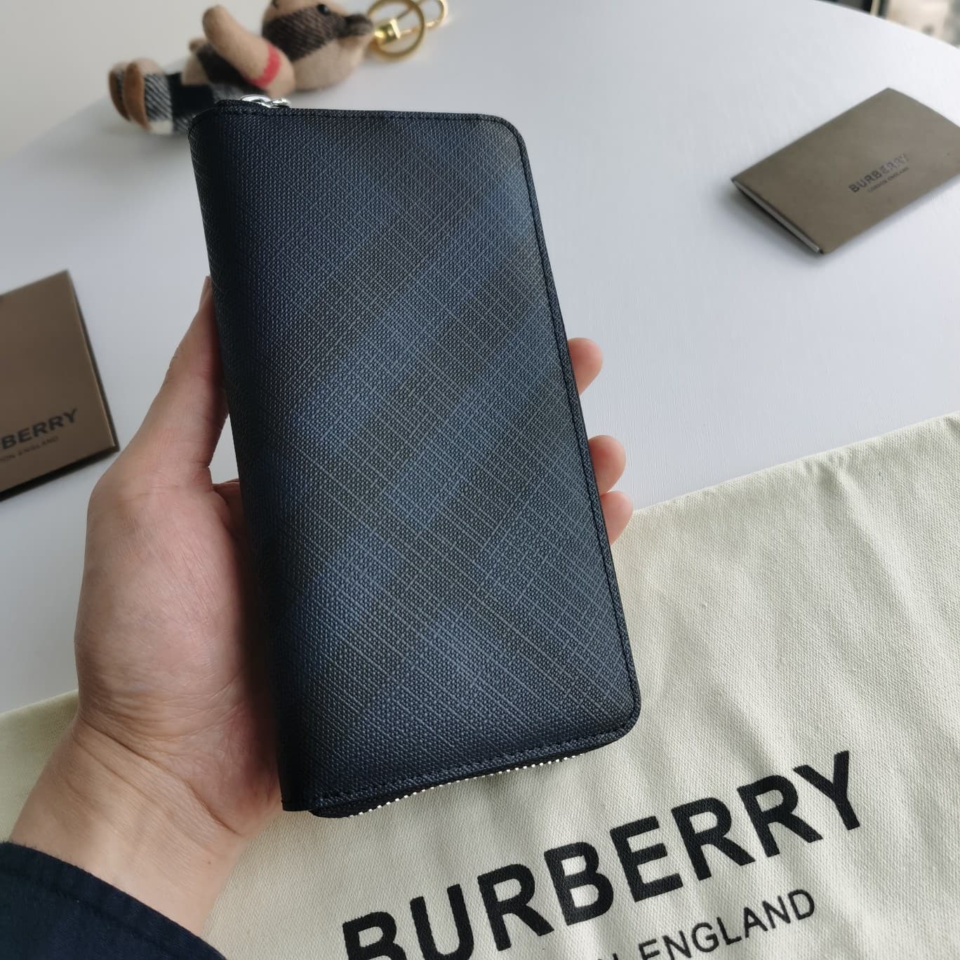 C153 Original Burberry wallets for men, small size wallets with original smoke-stained checkered PVC material and imported top-grade cowhide fabric. Features B-brand zipper; edges are smooth and well-polished. Size: 19-2.5-10 — image 7