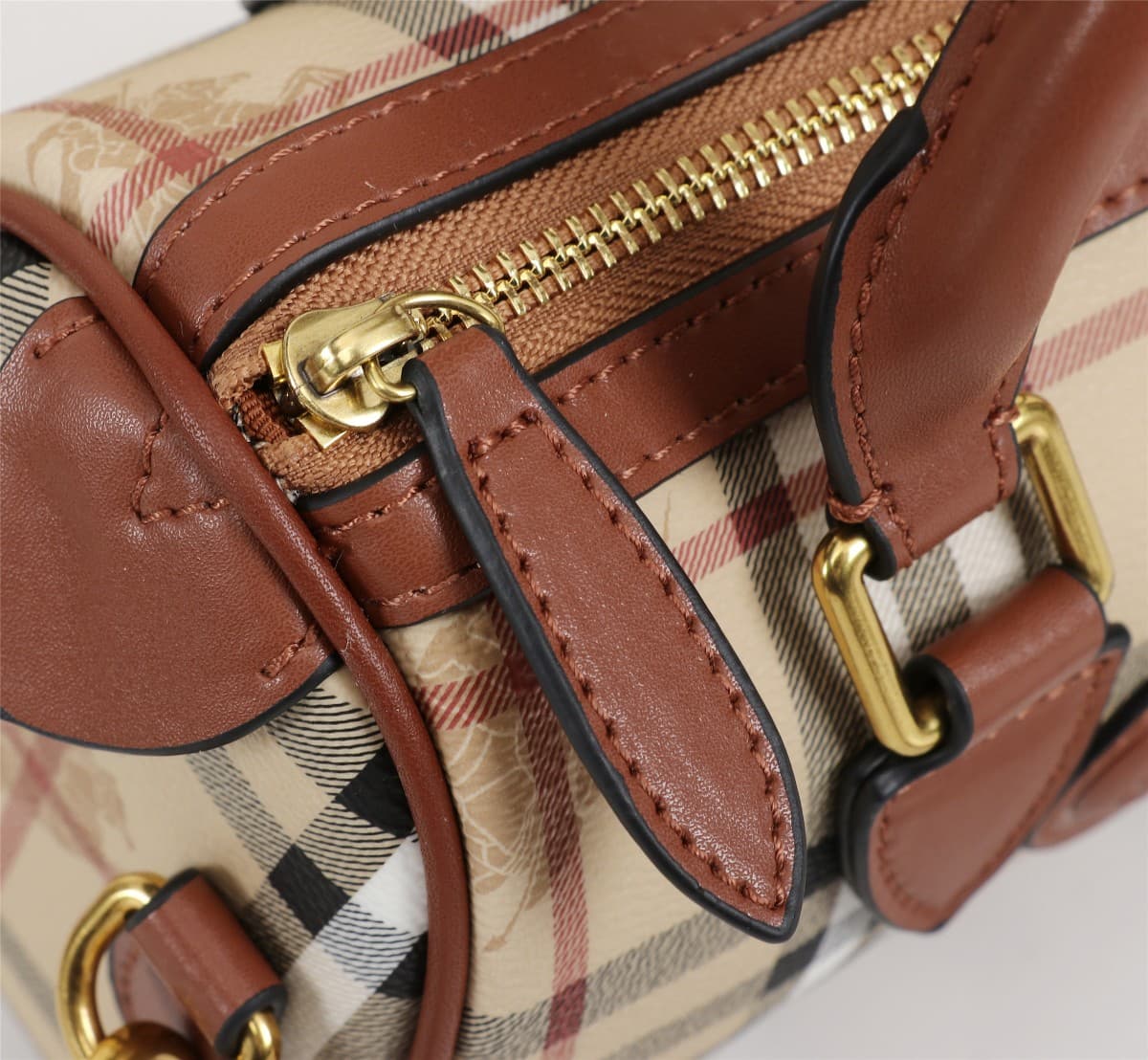 C20 🔥🔥B brand Haymarket Check checked Barbour pillow bag full-grain leather 😄 top-grade polished hardware  highly versatile  highly functional  size: 20cm14cm11cm, 1218 — image 7