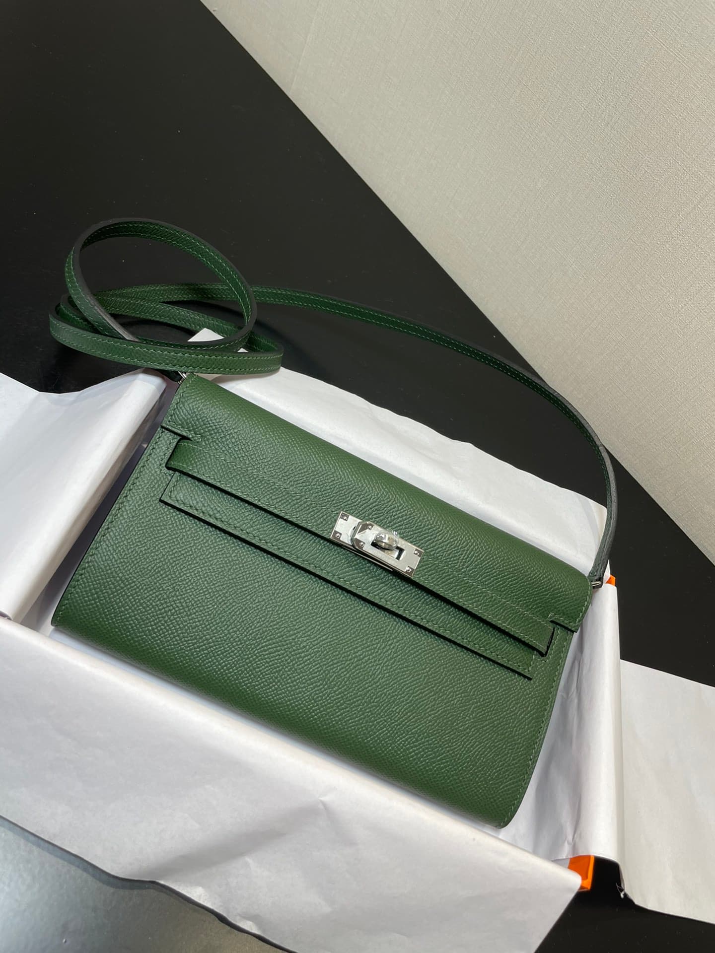 C4866 Kelly woc is a best-selling item; everyone will buy it. It’s practical and has many uses. See detailed images. Leather material, epsom 【in stock】 (Dimensions: length 20.5, width 11x, thickness 2 cm) — image 7