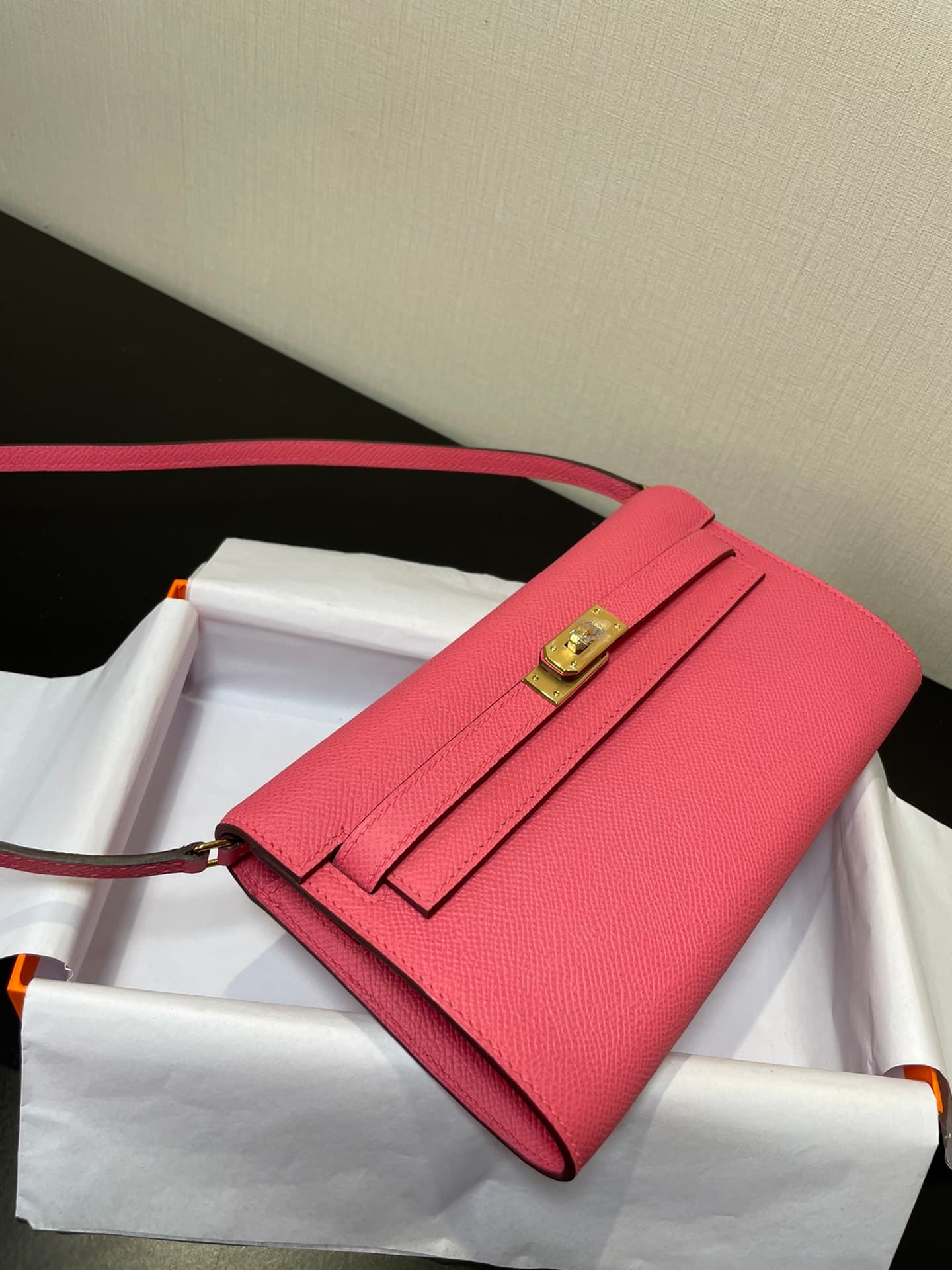 C4868 Kelly woc is a highly popular product; everyone will buy it. It’s practical and has many uses. See the detailed images. The color is lipstick, and the material is Epsom. 【In stock】 (Dimensions: length 20.5, width 11x, height 2 cm) — image 7