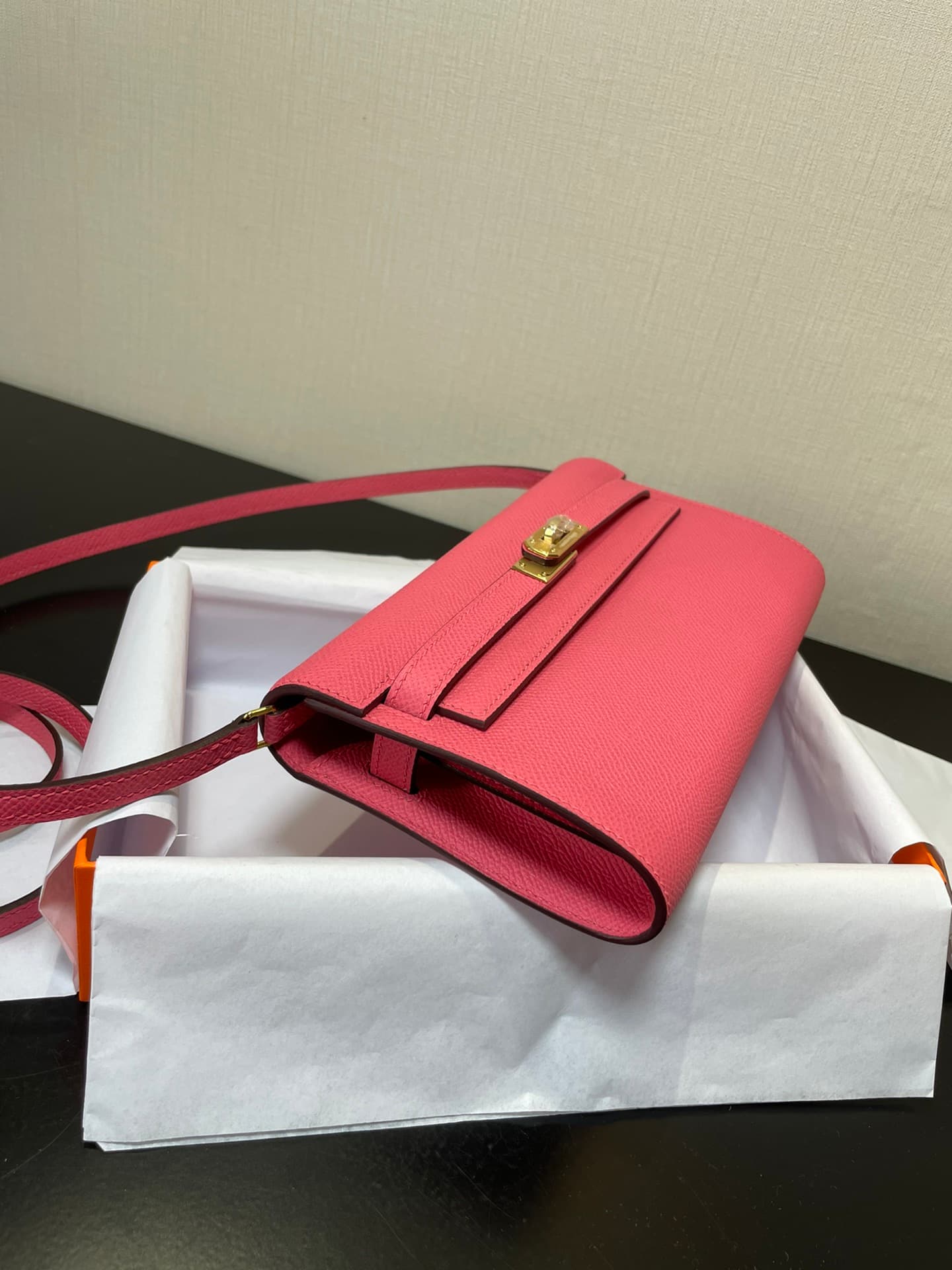 C4868 Kelly woc is a highly popular product; everyone will buy it. It’s practical and has many uses. See the detailed images. The color is lipstick, and the material is Epsom. 【In stock】 (Dimensions: length 20.5, width 11x, height 2 cm) — image 8