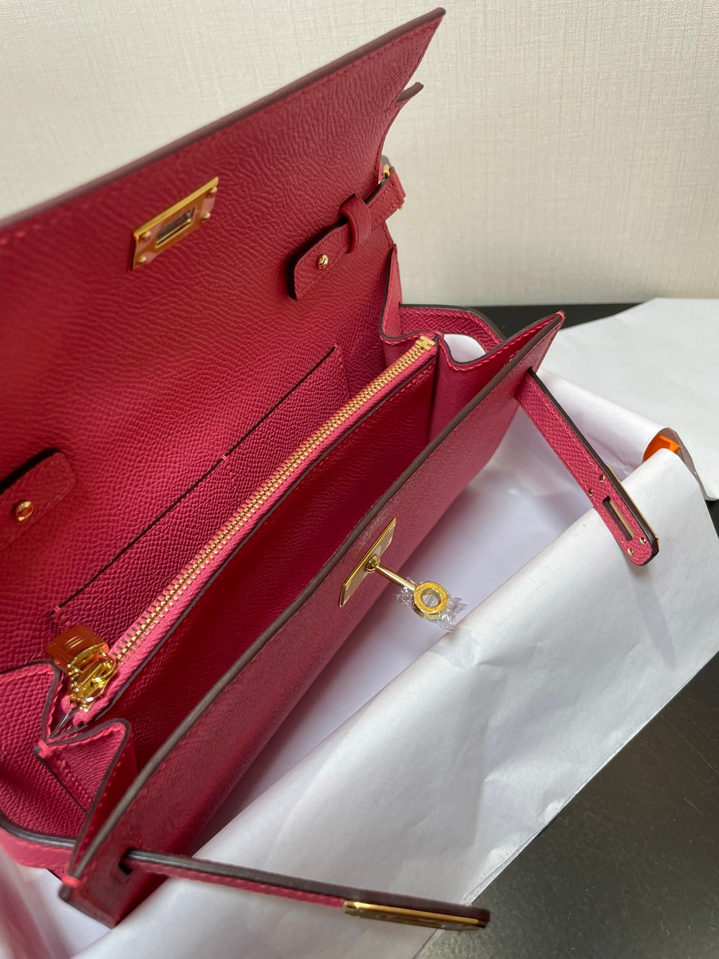 C4868 Kelly woc is a highly popular product; everyone will buy it. It’s practical and has many uses. See the detailed images. The color is lipstick, and the material is Epsom. 【In stock】 (Dimensions: length 20.5, width 11x, height 2 cm) — image 4