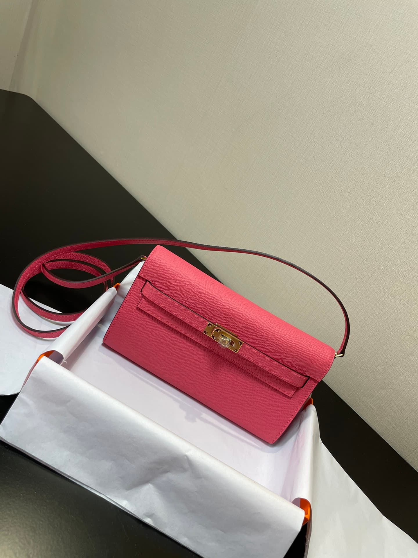 C4868 Kelly woc is a highly popular product; everyone will buy it. It’s practical and has many uses. See the detailed images. The color is lipstick, and the material is Epsom. 【In stock】 (Dimensions: length 20.5, width 11x, height 2 cm) — image 6