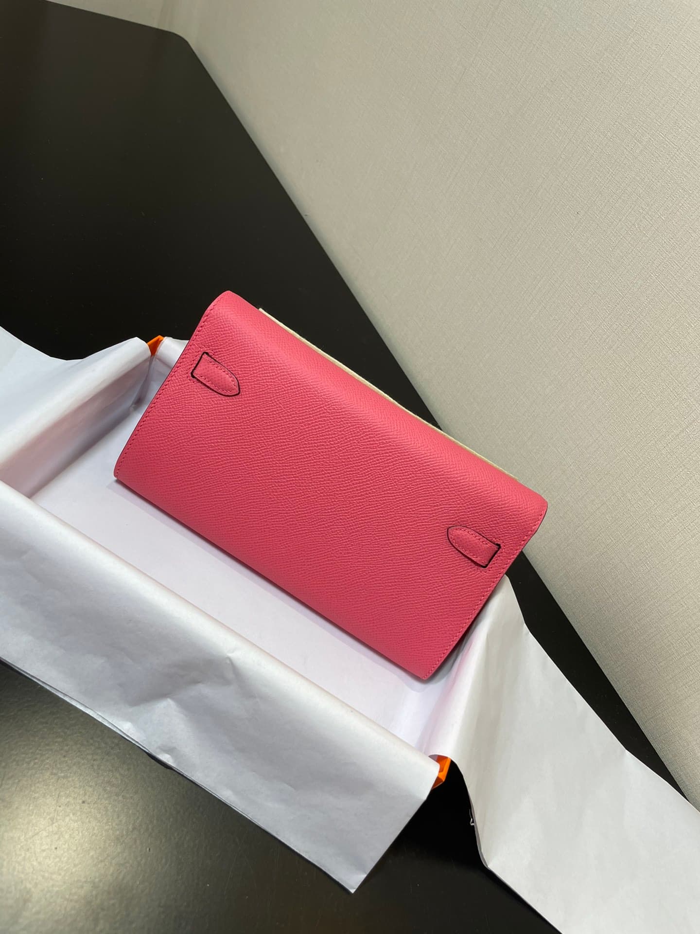 C4868 Kelly woc is a highly popular product; everyone will buy it. It’s practical and has many uses. See the detailed images. The color is lipstick, and the material is Epsom. 【In stock】 (Dimensions: length 20.5, width 11x, height 2 cm) — image 2