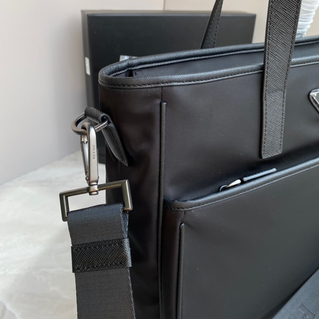 C6928 Batch of new men’s bags from P brand. 2VG032 label, original product. Made with imported nylon and Saffiano leather for edges and handles; polished steel accessories and black titanium zippers. Removable and adjustable shoulder strap. Many compartme — image 7