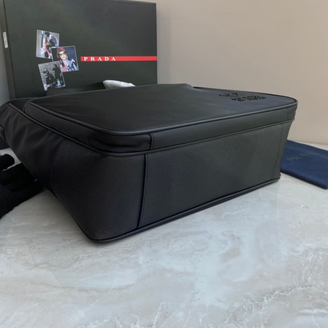 C6928 Batch of new men’s bags from P brand. 2VG032 label, original product. Made with imported nylon and Saffiano leather for edges and handles; polished steel accessories and black titanium zippers. Removable and adjustable shoulder strap. Many compartme — image 6
