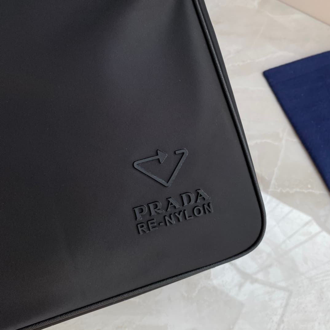C6928 Batch of new men’s bags from P brand. 2VG032 label, original product. Made with imported nylon and Saffiano leather for edges and handles; polished steel accessories and black titanium zippers. Removable and adjustable shoulder strap. Many compartme — image 4