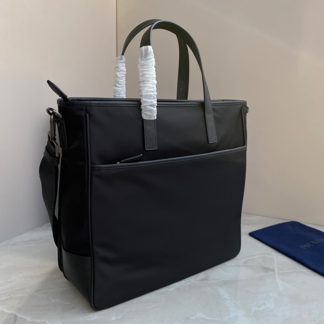 C6928 Batch of new men’s bags from P brand. 2VG032 label, original product. Made with imported nylon and Saffiano leather for edges and handles; polished steel accessories and black titanium zippers. Removable and adjustable shoulder strap. Many compartme — image 3