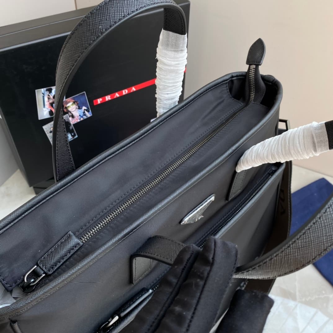C6928 Batch of new men’s bags from P brand. 2VG032 label, original product. Made with imported nylon and Saffiano leather for edges and handles; polished steel accessories and black titanium zippers. Removable and adjustable shoulder strap. Many compartme — image 8
