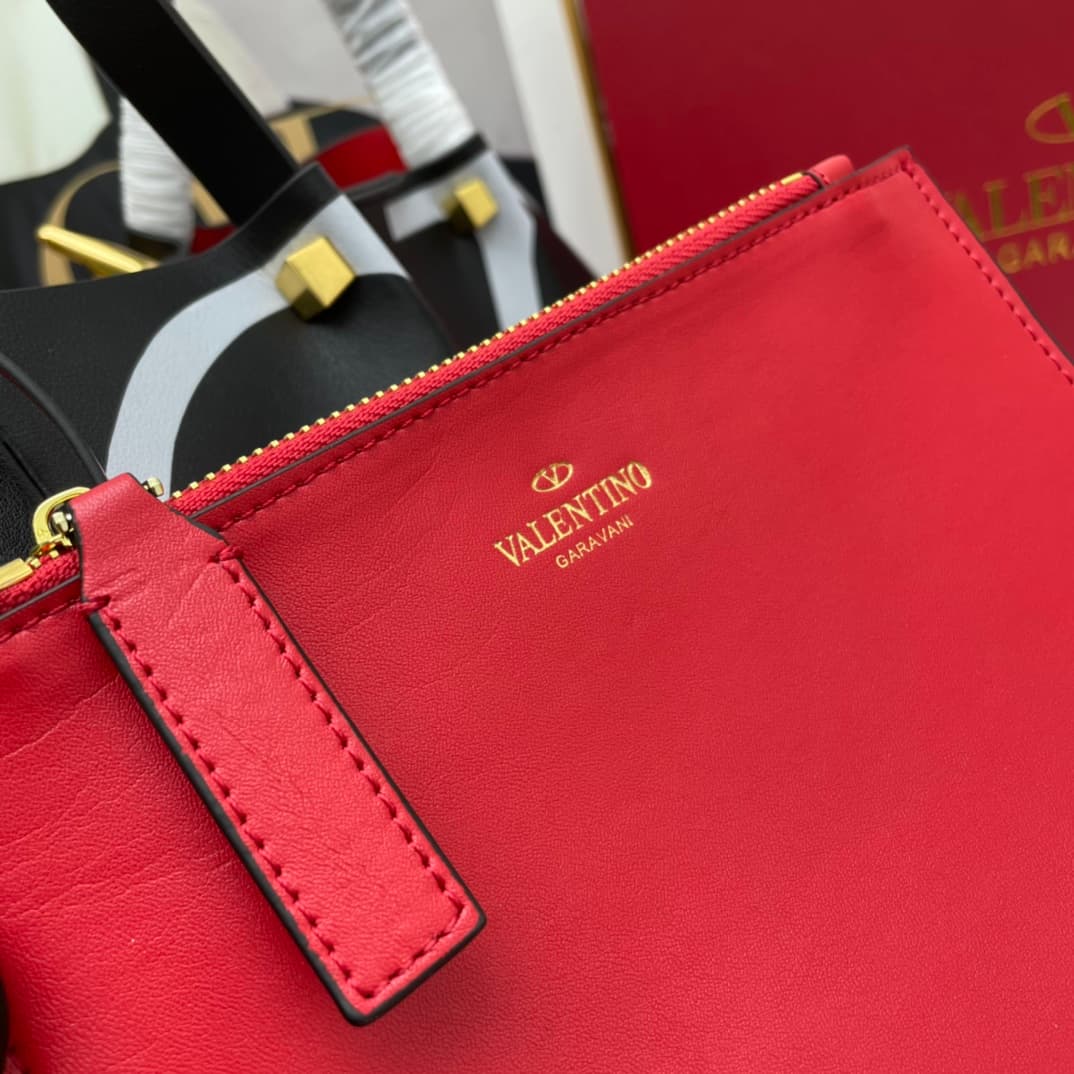 C7751 Large Valentino 🆕VLOGO Garavani Escape calf leather shopping bag, with decorative label insignia. Red details are featured on both sides of the bag. Vintage brass finishing rivets and metal accessories🤖️ Metal insignia that open and close🌹 The botto — image 6