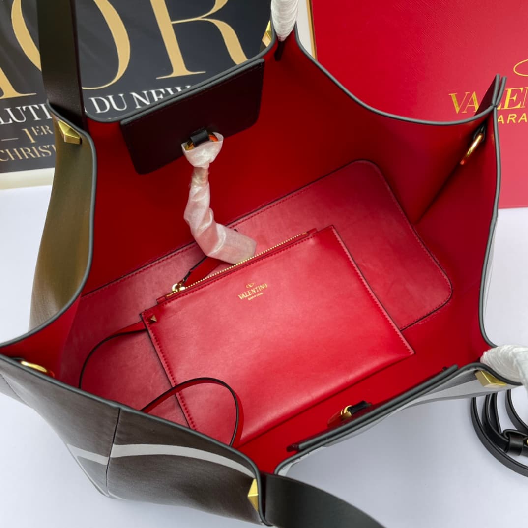 C7751 Large Valentino 🆕VLOGO Garavani Escape calf leather shopping bag, with decorative label insignia. Red details are featured on both sides of the bag. Vintage brass finishing rivets and metal accessories🤖️ Metal insignia that open and close🌹 The botto — image 7