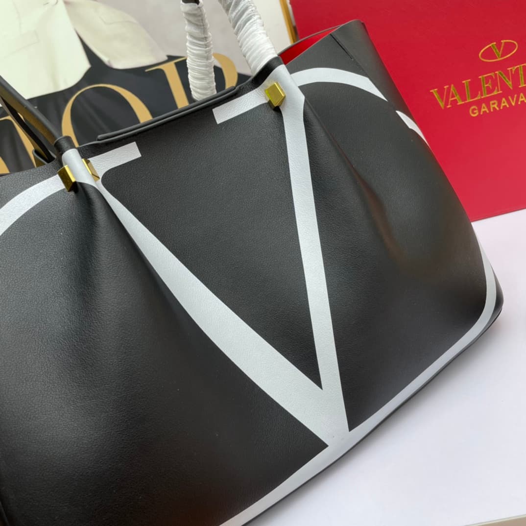 C7751 Large Valentino 🆕VLOGO Garavani Escape calf leather shopping bag, with decorative label insignia. Red details are featured on both sides of the bag. Vintage brass finishing rivets and metal accessories🤖️ Metal insignia that open and close🌹 The botto — image 4