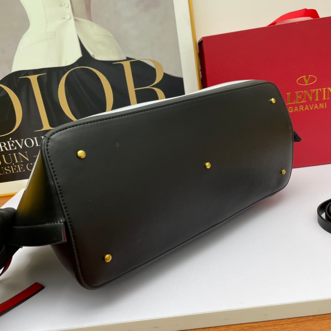C7751 Large Valentino 🆕VLOGO Garavani Escape calf leather shopping bag, with decorative label insignia. Red details are featured on both sides of the bag. Vintage brass finishing rivets and metal accessories🤖️ Metal insignia that open and close🌹 The botto — image 5