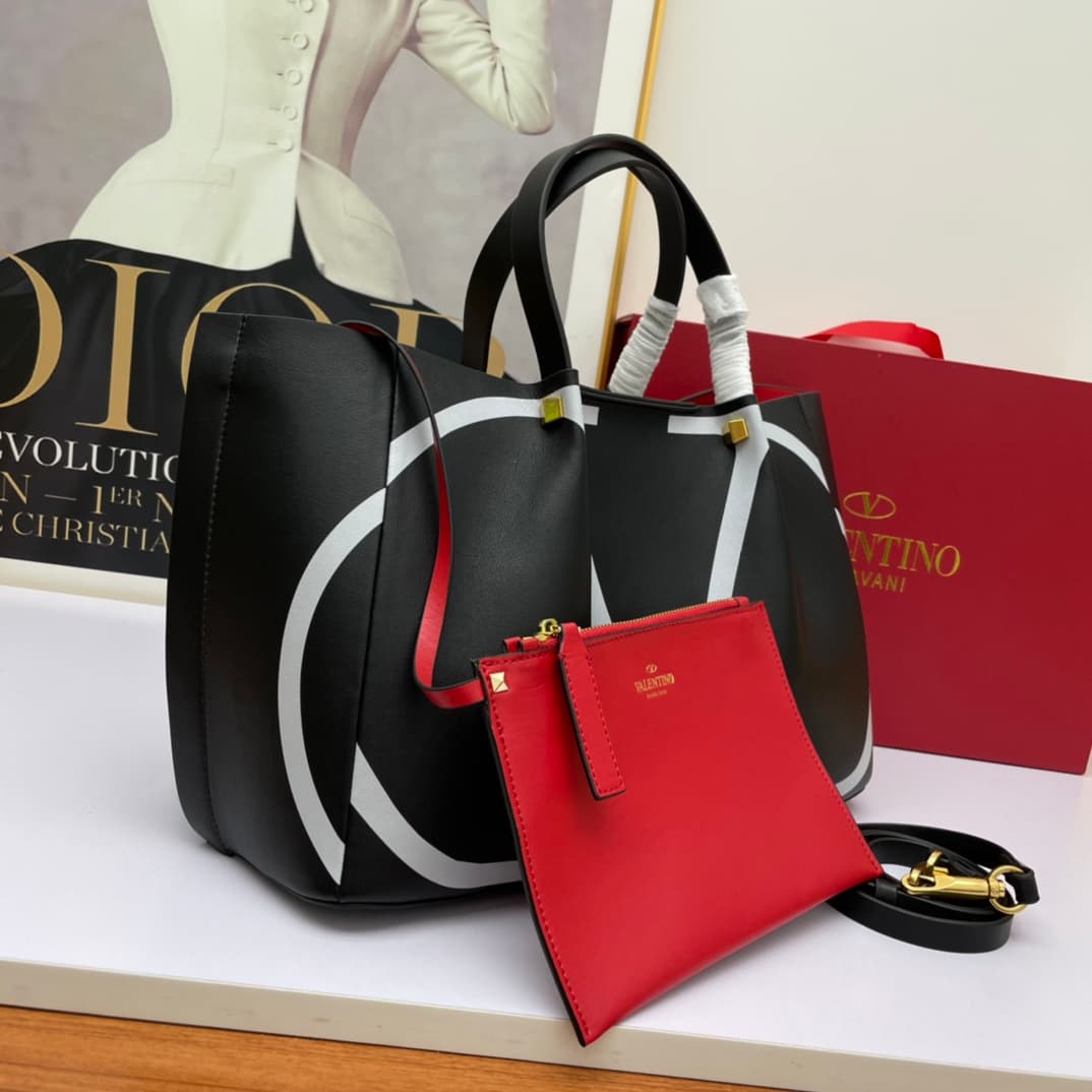C7751 Large Valentino 🆕VLOGO Garavani Escape calf leather shopping bag, with decorative label insignia. Red details are featured on both sides of the bag. Vintage brass finishing rivets and metal accessories🤖️ Metal insignia that open and close🌹 The botto — image 2