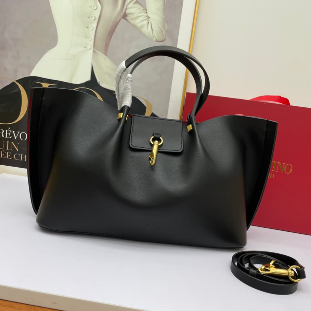 C7751 Large Valentino 🆕VLOGO Garavani Escape calf leather shopping bag, with decorative label insignia. Red details are featured on both sides of the bag. Vintage brass finishing rivets and metal accessories🤖️ Metal insignia that open and close🌹 The botto — image 3