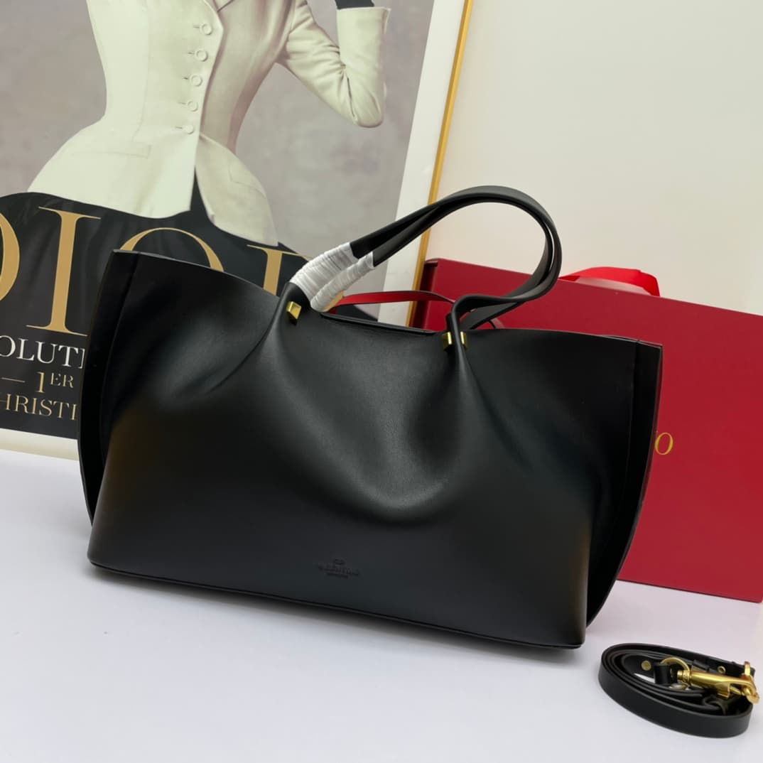 C7750 Large Valentino 🆕VLOGO Garavani Escape calf leather shopping bag, with decorative logo patches. Red details are added on both sides of the bag. Vintage brass finishing rivets and metal details🤖️ Metal logo that opens and closes🌹 Foot protection on t — image 3