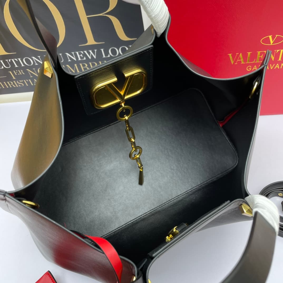C7750 Large Valentino 🆕VLOGO Garavani Escape calf leather shopping bag, with decorative logo patches. Red details are added on both sides of the bag. Vintage brass finishing rivets and metal details🤖️ Metal logo that opens and closes🌹 Foot protection on t — image 7