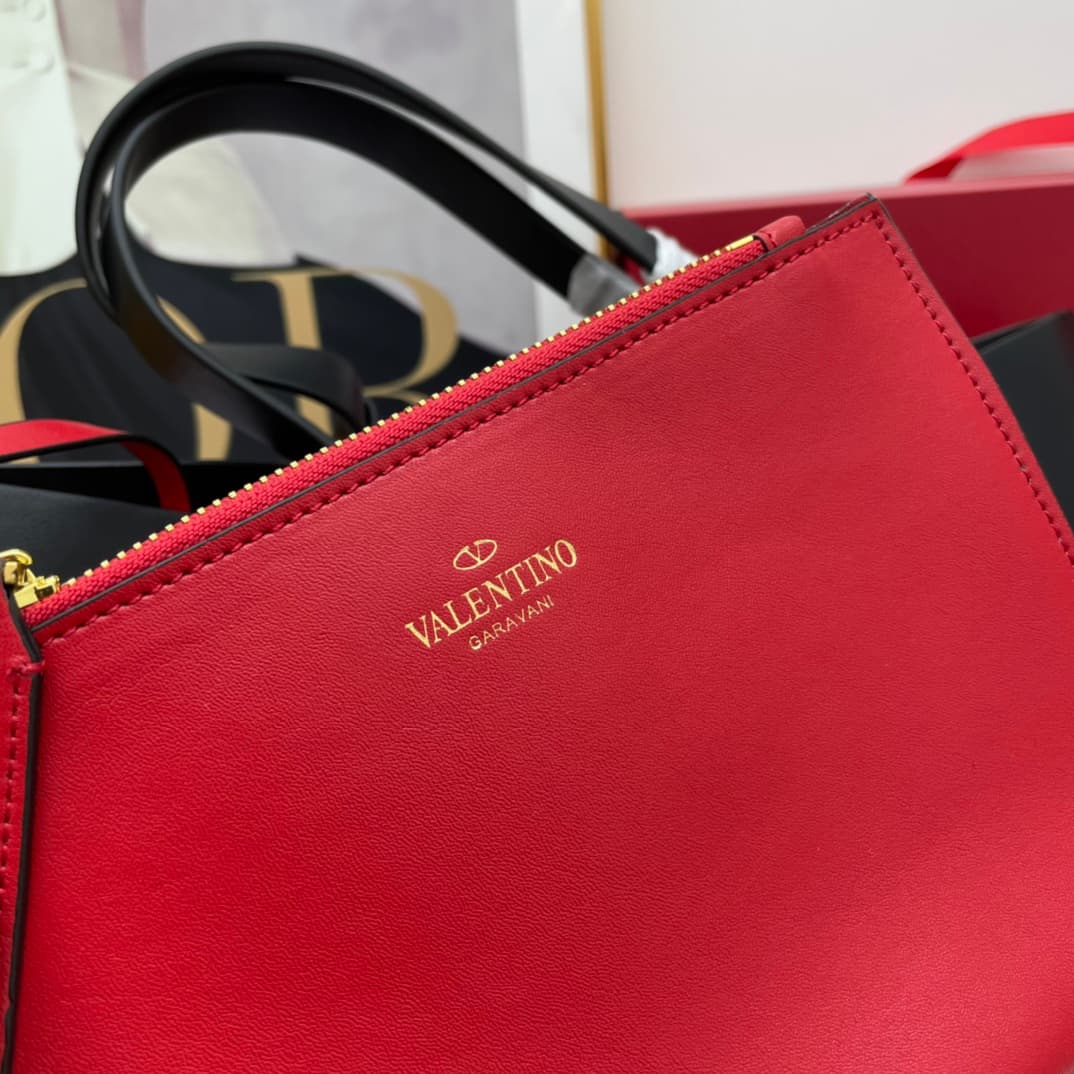C7750 Large Valentino 🆕VLOGO Garavani Escape calf leather shopping bag, with decorative logo patches. Red details are added on both sides of the bag. Vintage brass finishing rivets and metal details🤖️ Metal logo that opens and closes🌹 Foot protection on t — image 6
