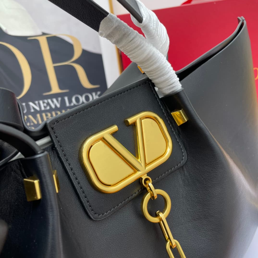 C7750 Large Valentino 🆕VLOGO Garavani Escape calf leather shopping bag, with decorative logo patches. Red details are added on both sides of the bag. Vintage brass finishing rivets and metal details🤖️ Metal logo that opens and closes🌹 Foot protection on t — image 5