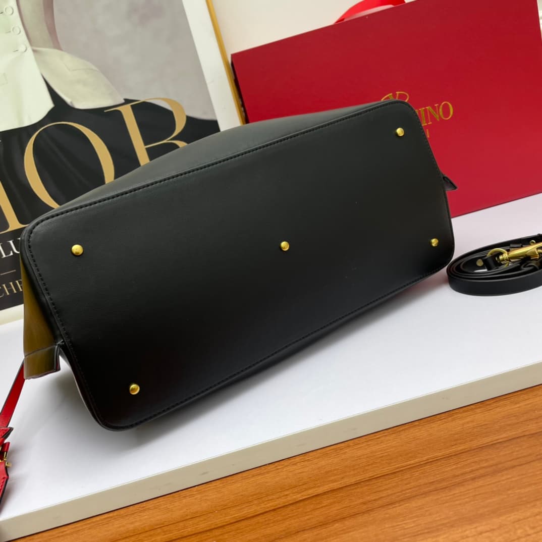 C7750 Large Valentino 🆕VLOGO Garavani Escape calf leather shopping bag, with decorative logo patches. Red details are added on both sides of the bag. Vintage brass finishing rivets and metal details🤖️ Metal logo that opens and closes🌹 Foot protection on t — image 4