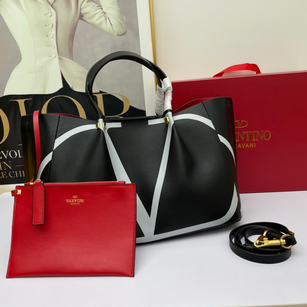 C7749 Large Valentino 🆕VLOGO Garavani Escape calf leather shopping bag, with decorative emblems on the surface. Red details are added on both sides of the bag. Vintage brass finishing with rivets and metal accessories🤖️ Metal emblem that opens and closes🌹 — image 1