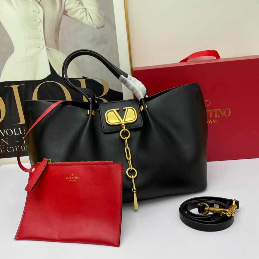 C7749 Large Valentino 🆕VLOGO Garavani Escape calf leather shopping bag, with decorative emblems on the surface. Red details are added on both sides of the bag. Vintage brass finishing with rivets and metal accessories🤖️ Metal emblem that opens and closes🌹 — image 2