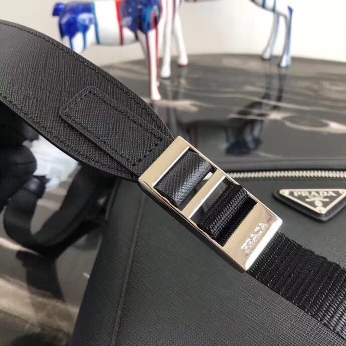 C6938 👻 New shoulder bag model 2VH062 is in stock!💝💝 High-quality saffiano leather from the manufacturer🅰️ This shoulder bag features clean and elegant design. On the front, there are a zipper pocket and a magnetic closure pocket; inside, there’s another  — image 6