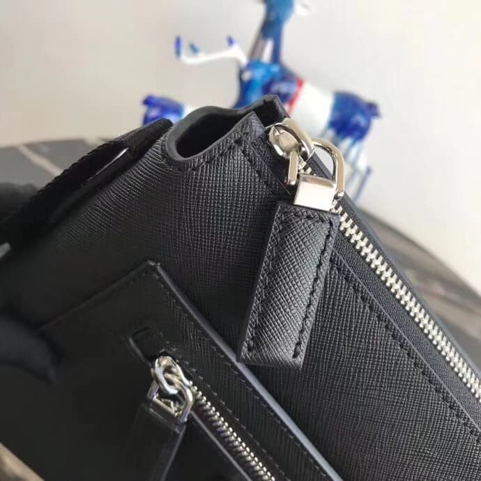 C6938 👻 New shoulder bag model 2VH062 is in stock!💝💝 High-quality saffiano leather from the manufacturer🅰️ This shoulder bag features clean and elegant design. On the front, there are a zipper pocket and a magnetic closure pocket; inside, there’s another  — image 7