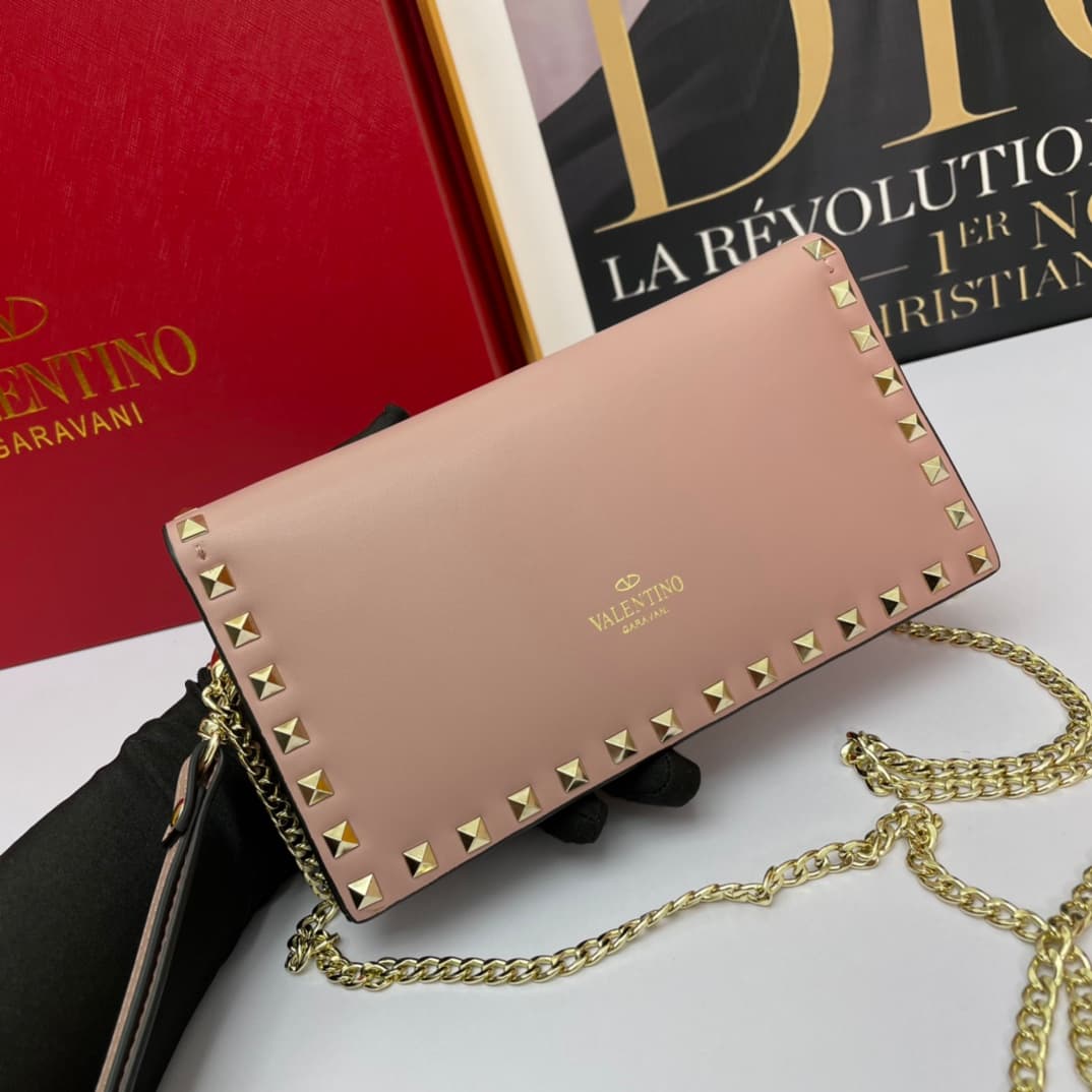 C7748 Small size Vacation. Valentino💥 Classic model from the official store; always sells well❤❤❤ Valentino Rocksud is extremely popular🔥 Small size “handbag”. Imported South African cowhide leather paired with 24k vacuum-plated hardware✨✨✨ High-end produ — image 1
