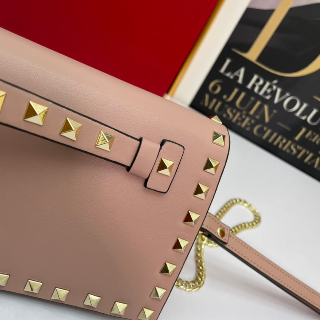 C7748 Small size Vacation. Valentino💥 Classic model from the official store; always sells well❤❤❤ Valentino Rocksud is extremely popular🔥 Small size “handbag”. Imported South African cowhide leather paired with 24k vacuum-plated hardware✨✨✨ High-end produ — image 6