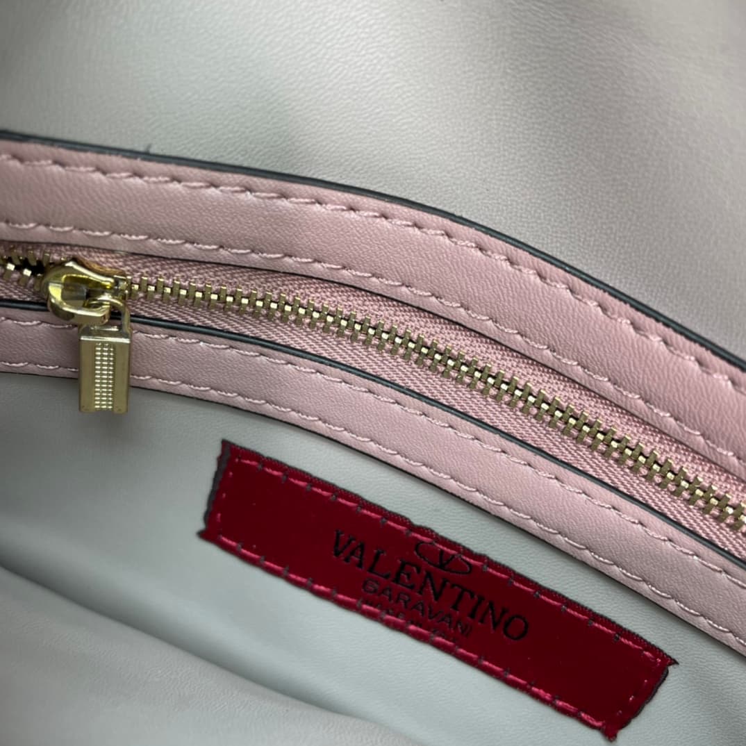 C7748 Small size Vacation. Valentino💥 Classic model from the official store; always sells well❤❤❤ Valentino Rocksud is extremely popular🔥 Small size “handbag”. Imported South African cowhide leather paired with 24k vacuum-plated hardware✨✨✨ High-end produ — image 8