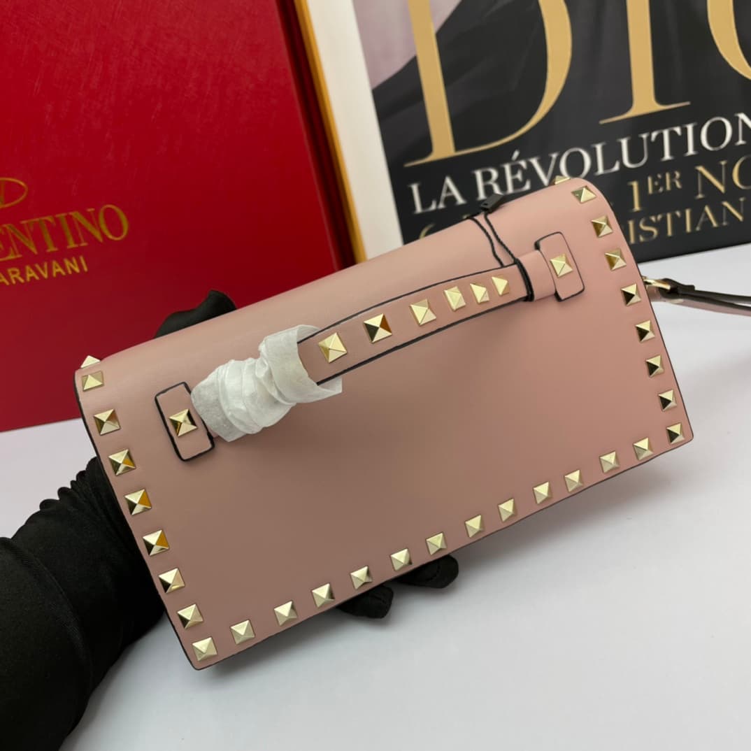 C7748 Small size Vacation. Valentino💥 Classic model from the official store; always sells well❤❤❤ Valentino Rocksud is extremely popular🔥 Small size “handbag”. Imported South African cowhide leather paired with 24k vacuum-plated hardware✨✨✨ High-end produ — image 3