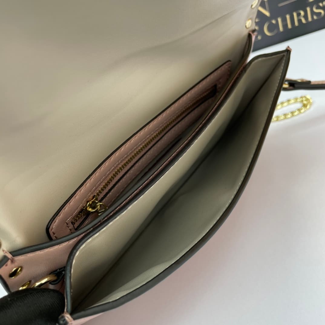 C7748 Small size Vacation. Valentino💥 Classic model from the official store; always sells well❤❤❤ Valentino Rocksud is extremely popular🔥 Small size “handbag”. Imported South African cowhide leather paired with 24k vacuum-plated hardware✨✨✨ High-end produ — image 7