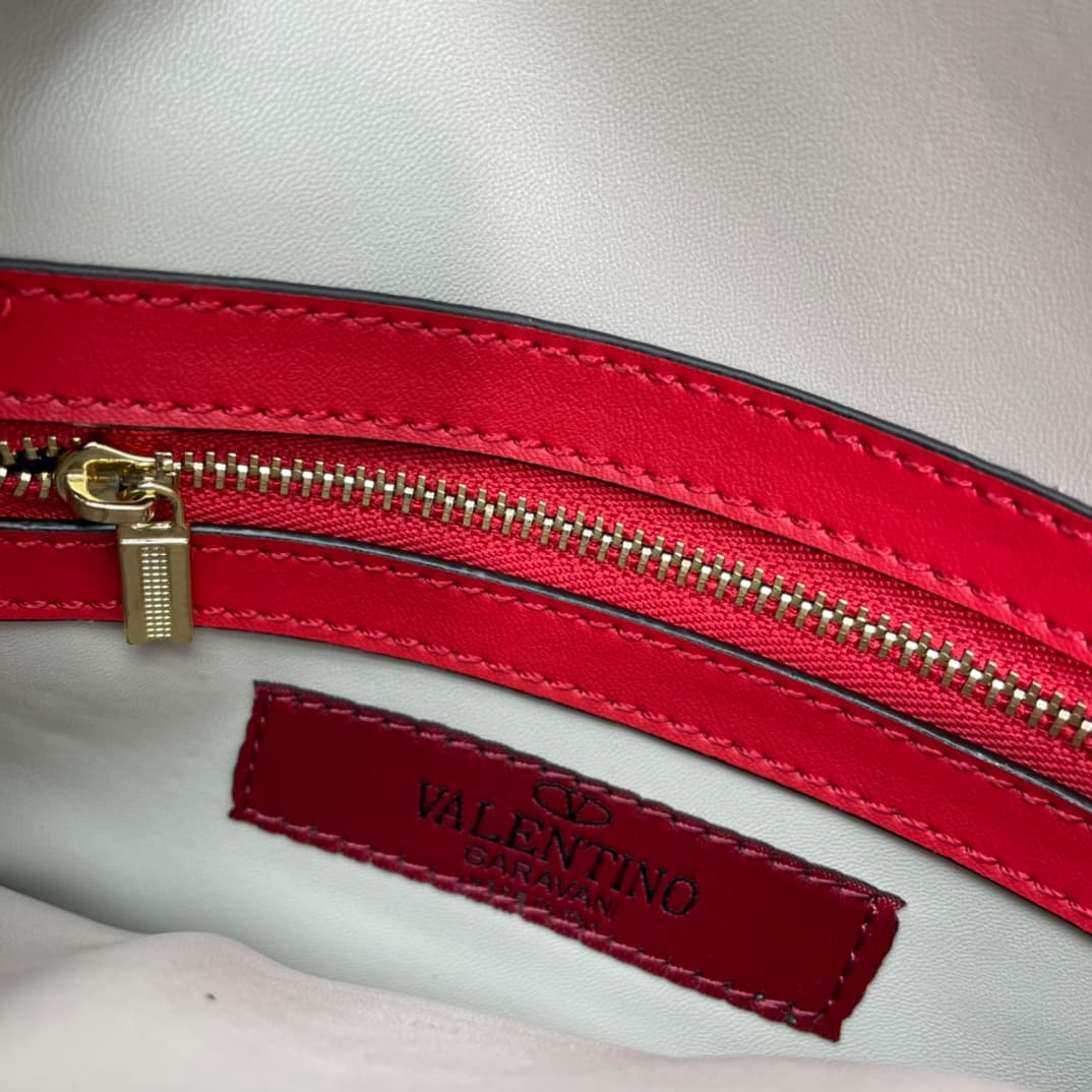 C7746 Small size Vacation. Valentino💥 Classic model from the official store; always sells well❤❤❤ Valentino Rocksud is extremely popular🔥 Small size “handbag” made of imported South African cowhide, paired with 24k vacuum-plated hardware✨✨✨ High-end produ — image 8