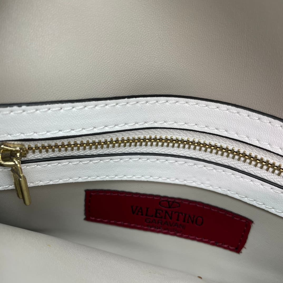 C7741 Small size Vacation. Valentino💥 Classic model from the official store; always sells well❤❤❤ Valentino Rocksud is extremely popular🔥 Small size “handbag” made of imported South African cowhide, paired with 24k vacuum-plated hardware✨✨✨ High-end produ — image 8