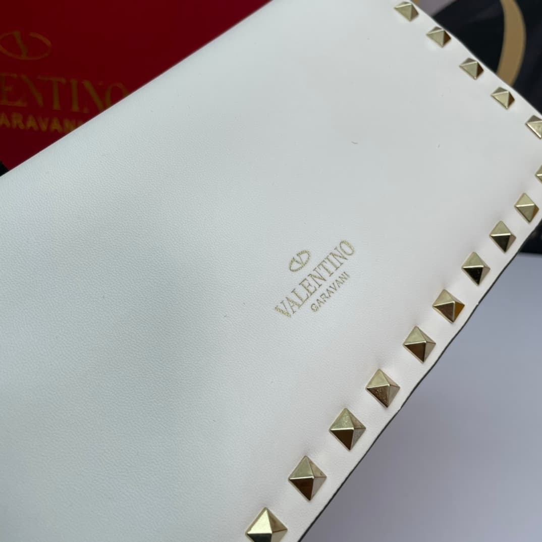 C7741 Small size Vacation. Valentino💥 Classic model from the official store; always sells well❤❤❤ Valentino Rocksud is extremely popular🔥 Small size “handbag” made of imported South African cowhide, paired with 24k vacuum-plated hardware✨✨✨ High-end produ — image 5