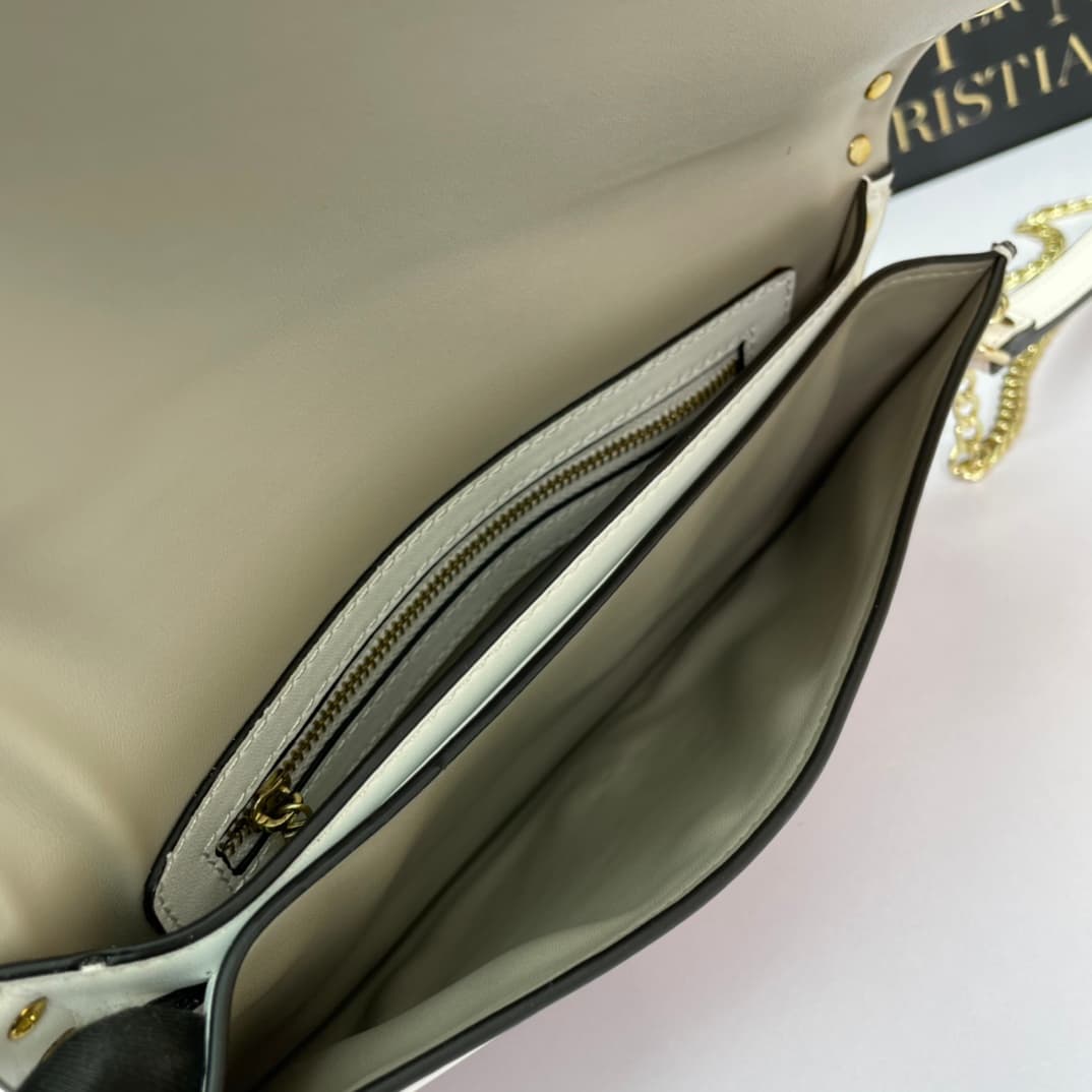 C7741 Small size Vacation. Valentino💥 Classic model from the official store; always sells well❤❤❤ Valentino Rocksud is extremely popular🔥 Small size “handbag” made of imported South African cowhide, paired with 24k vacuum-plated hardware✨✨✨ High-end produ — image 7