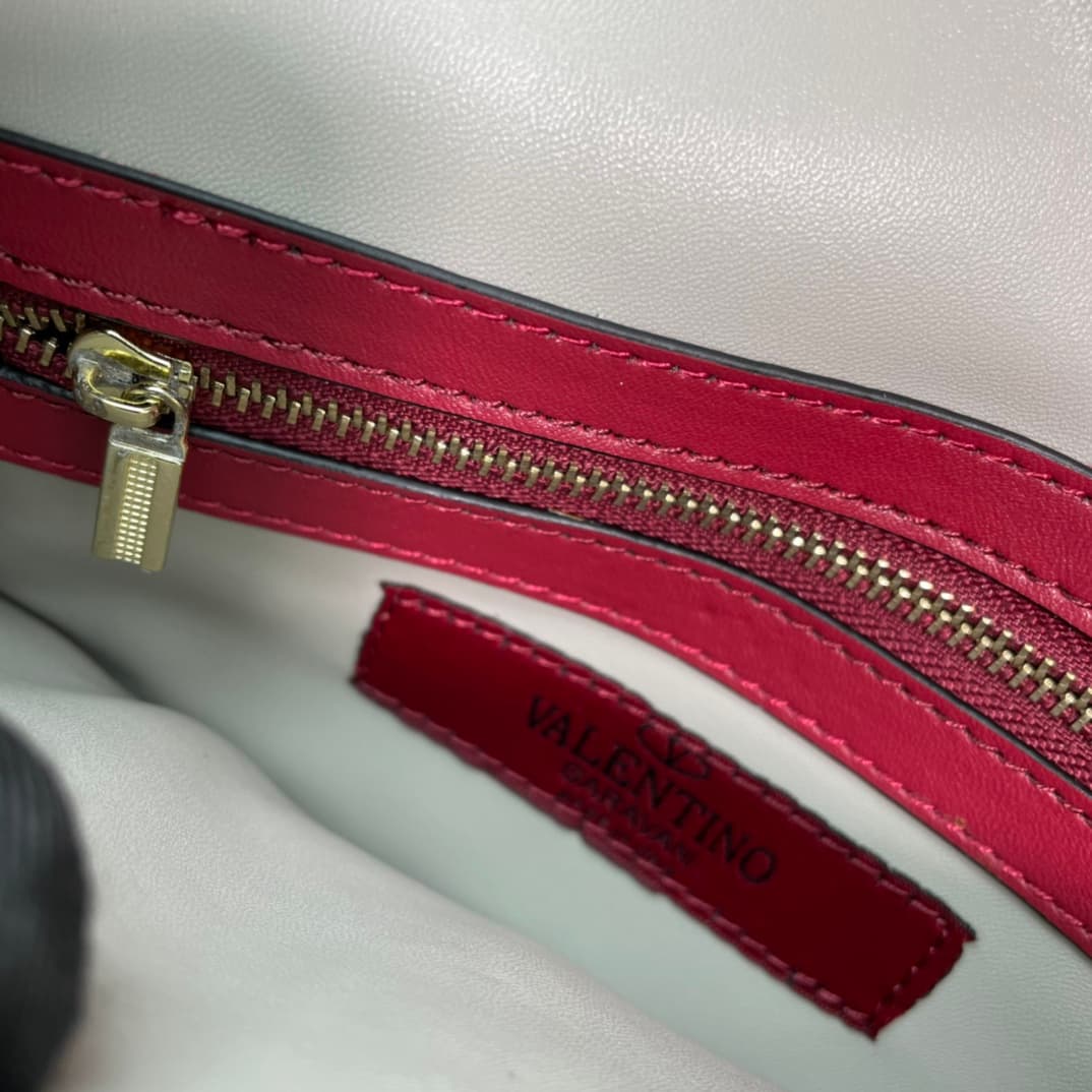 C7744 Small size Vacation. Valentino💥 Classic model from the official store; always sells well❤❤❤ Valentino Rocksud is extremely popular🔥 Small size “handbag” made of imported South African cowhide, paired with 24k vacuum-plated hardware✨✨✨ High-end produ — image 8